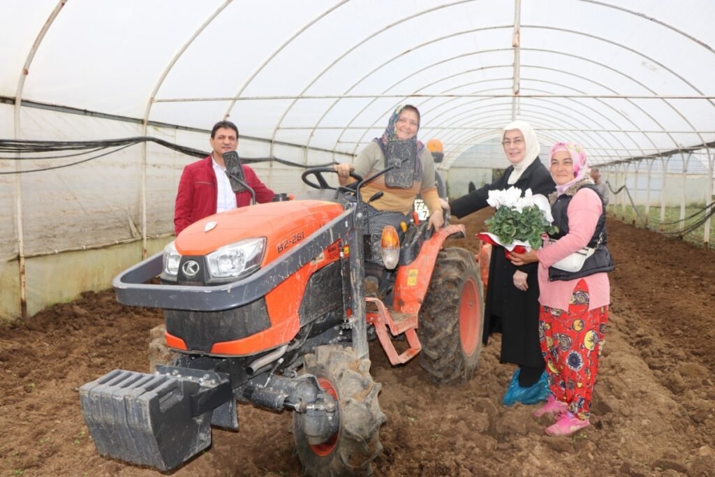 YALOVA’ DA DÜNYA KADIN ÇİFTÇİLER  GÜNÜNÜ ÇİÇEKLERLE KUTLADI