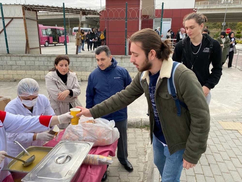 Yalova Üniversitesi Kampüsünde Öğrencilere Çorba İkramı