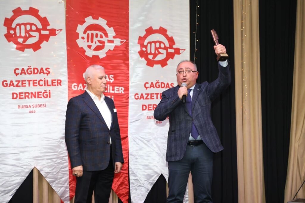 Bursa Çağdaş Gazeteciler Adalet Ödülü Vefa Salmana.