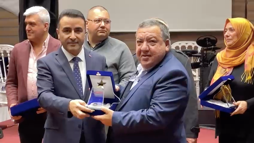 Yalova Manşet Gazetesinin Düzenlediği Ahde Vefa Gecesinde Bülent Gürçam’a, Ödül