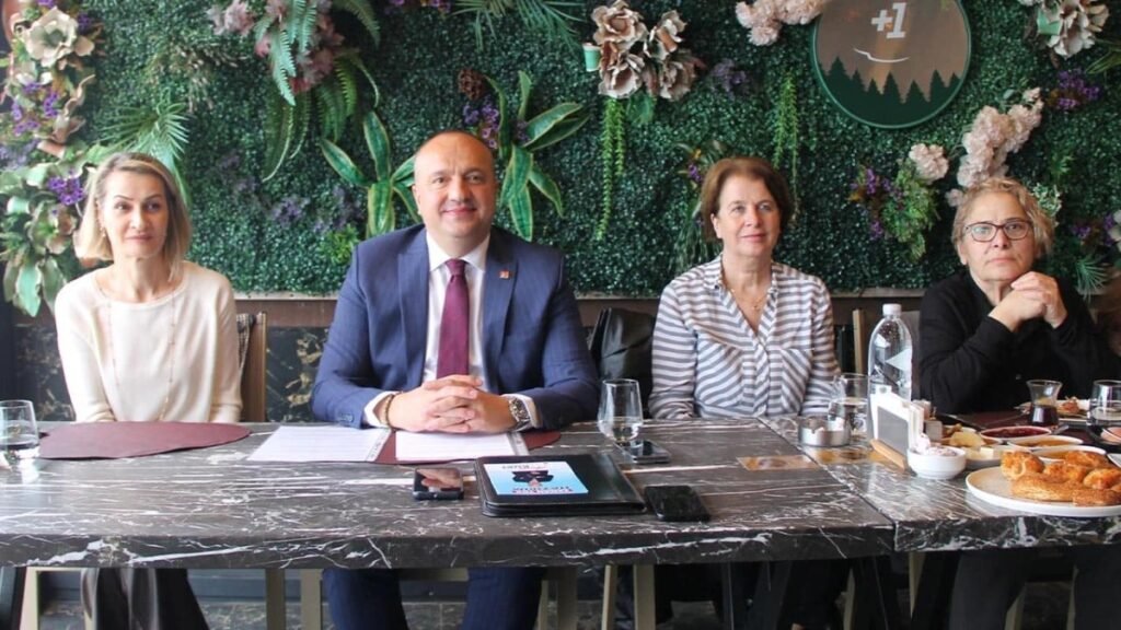 Çınarcık Bir Önceki Belediye Başkanı ve CHP Çınarcık Başkan Adayı Avni Kurt Basın Açıklamsı Yaptı